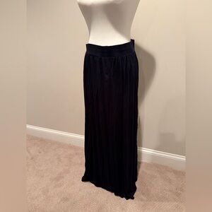 Loft Women’s Navy Blue pleated cotton maxi skirt. Size small. EUC.